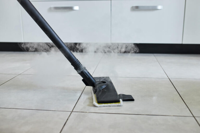Jak efektywnie czyścić płytki podłogowe – przewodnik krok po kroku